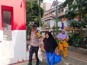 Bhabinkamtibmas Petojo Utara Monitor Penyaluran Bantuan Pangan untuk 743 Warga