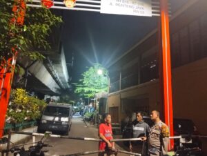 Sambang Satkamling Jalan Anyer Ujung, Bhabinkamtibmas Menteng Perkuat Keamanan Warga RW 09