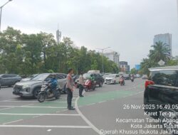Lalu Lintas Terpantau Padat, Personel Polsek Metro Tanah Abang Gatur Lalin Sore Hari di Pertigaan Karet