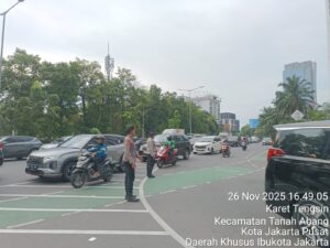Lalu Lintas Terpantau Padat, Personel Polsek Metro Tanah Abang Gatur Lalin Sore Hari di Pertigaan Karet