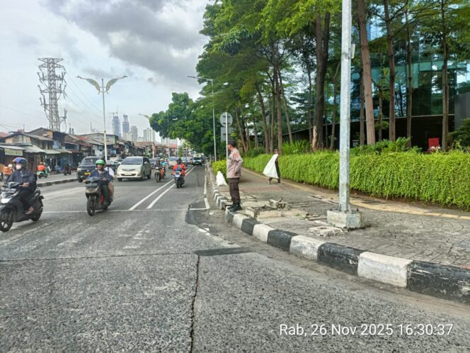 
					Petugas Polsek Metro Tanah Abang Gabung Lalu Lintas Atur Lalin di TL Pejompongan Sore Hari