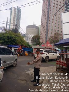 Polsek Metro Tanah Abang Siaga Jaga Kelancaran Lalu Lintas di Kawasan Kebon Kacang Raya Sore Hari