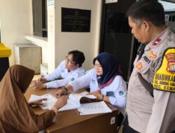 Bhabinkamtibmas Pastikan Penyaluran Bantuan Sosial di Gunung Sahari Selatan Berjalan Tertib
