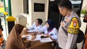 Bhabinkamtibmas Pastikan Penyaluran Bantuan Sosial di Gunung Sahari Selatan Berjalan Tertib