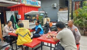 Polsek Cempaka Putih Sambangi Gerai Ojol Mart Rawasari, Sampaikan Pesan Kamtibmas kepada Pengemudi Ojek Online