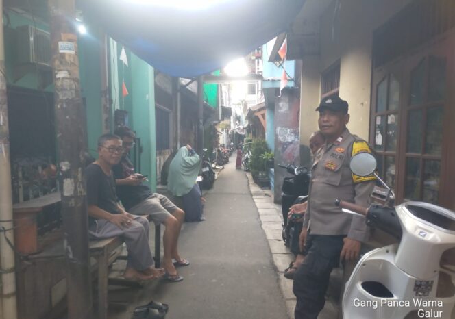 
					Bhabinkamtibmas Galur Sambang Warga dan Perkuat Keamanan Lingkungan