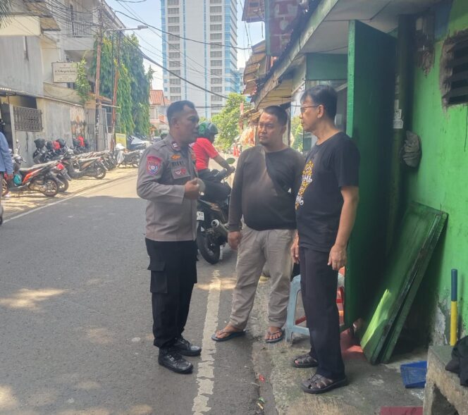 
					Bhabinkamtibmas Sambangi Ketua RT 03/05 Benhil, Antisipasi Gangguan Kamtibmas