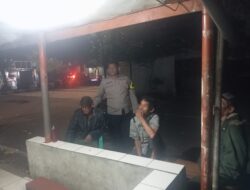 Sambang Kamtibmas Pos Kamling, Bhabinkamtibmas Kebon Kelapa Ajak Warga Perkuat Keamanan Lingkungan