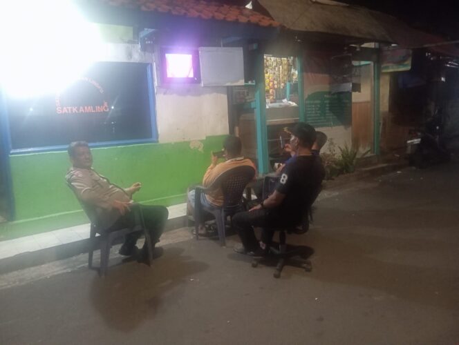 
					Bhabinkamtibmas Kebon Kelapa Sambangi Pos Kamling, Ajak Warga Tetap Waspada dan Jaga Lingkungan Bersama