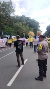 Bhabinkamtibmas Duri Pulo Amankan Unras Komite Masyarakat Kemayoran di Silang Selatan Monas