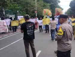 Bhabinkamtibmas Duri Pulo Amankan Unras Komite Masyarakat Kemayoran di Silang Selatan Monas