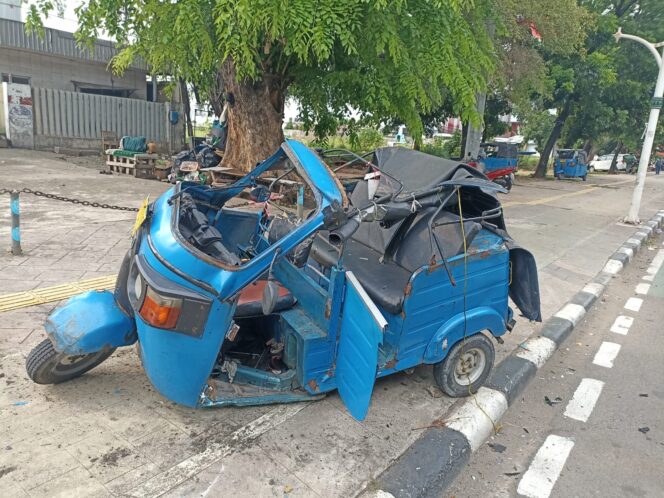 
					Innova Pecah Ban, Tabrak Bajaj Parkir di Cempaka Putih, Polisi Pastikan Tidak Ada Korban