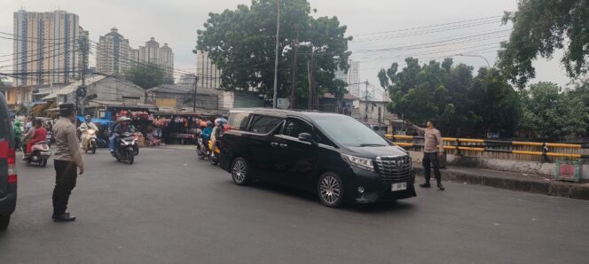 
					Polsek Kemayoran Turun Tangan, Arus Lalin Sore Tetap Lancar