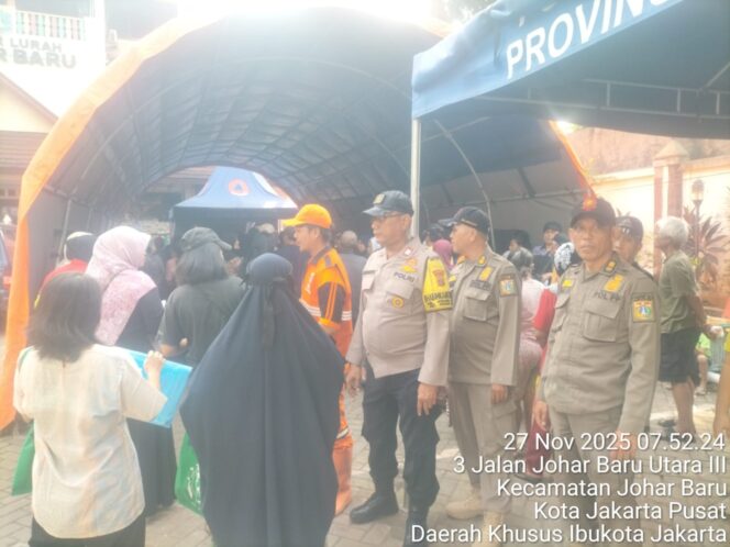 
					Bhabinkamtibmas Johar Baru Monitoring Distribusi Bantuan Pangan Bulog, Pastikan Penyaluran Tepat Sasaran