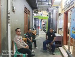 Sambangi Pos Satkamling RW06, Bhabinkamtibmas Kampung Rawa Perkuat Kewaspadaan Warga di Malam Hari