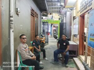 Sambangi Pos Satkamling RW06, Bhabinkamtibmas Kampung Rawa Perkuat Kewaspadaan Warga di Malam Hari