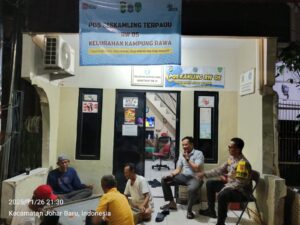 Sambang Pos Kamling RW05, Bhabinkamtibmas Kampung Rawa Ajak Warga Cegah Tawuran dan Curanmor