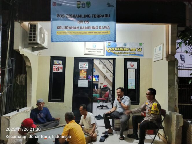 
					Sambang Pos Kamling RW05, Bhabinkamtibmas Kampung Rawa Ajak Warga Cegah Tawuran dan Curanmor