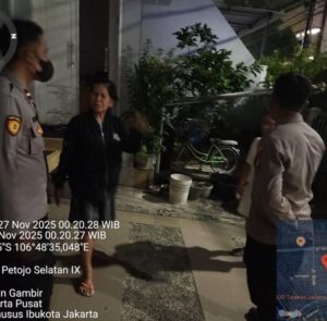 Patko Polsek Metro Gambir Respon Cepat Aduan Warga Terancam di Jl. Petojo Selatan IX Cideng