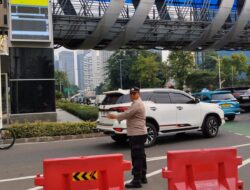 Polisi Sigap Kendalikan Arus Lalu Lintas Sore Hari di Karet Yang Mengarah Kuningan