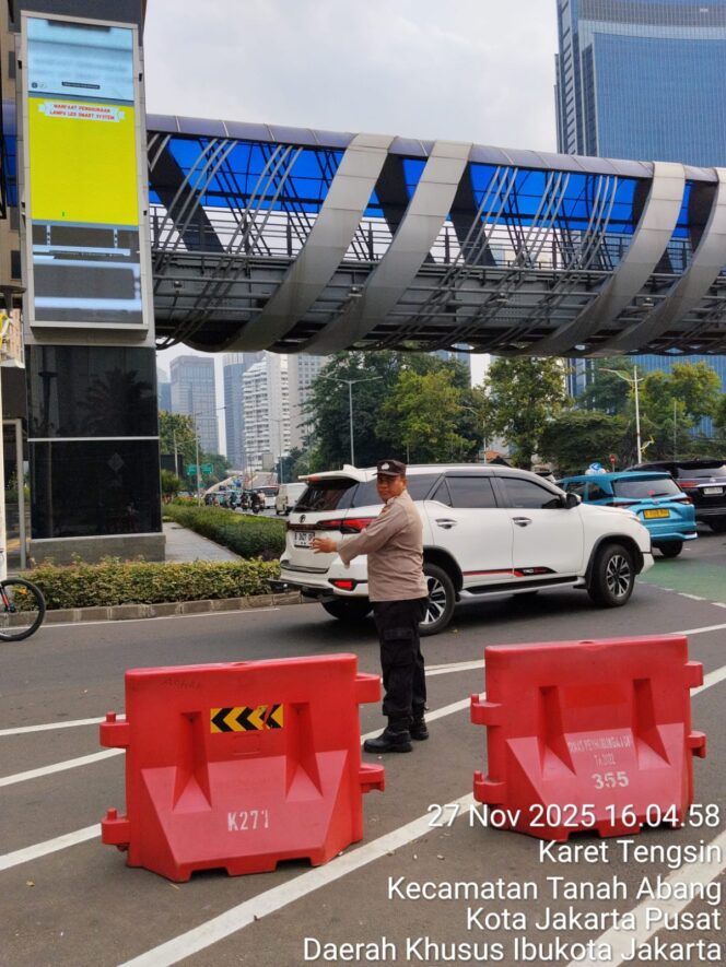 
					Polisi Sigap Kendalikan Arus Lalu Lintas Sore Hari di Karet Yang Mengarah Kuningan