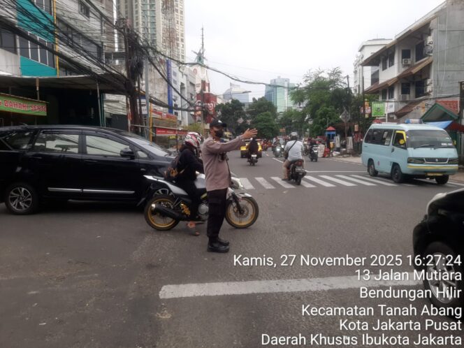 
					Polsek Metro Tanah Abang Lakukan Gatur Lalin Sore Hari, Pastikan Lalu Lintas Lancar