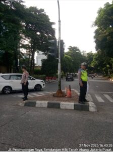 Unit Samapta dan Lalu Lintas Sigap Atur Lalu Lintas Sore Hari di TL. Pejompongan