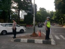 Unit Samapta dan Lalu Lintas Sigap Atur Lalu Lintas Sore Hari di TL. Pejompongan