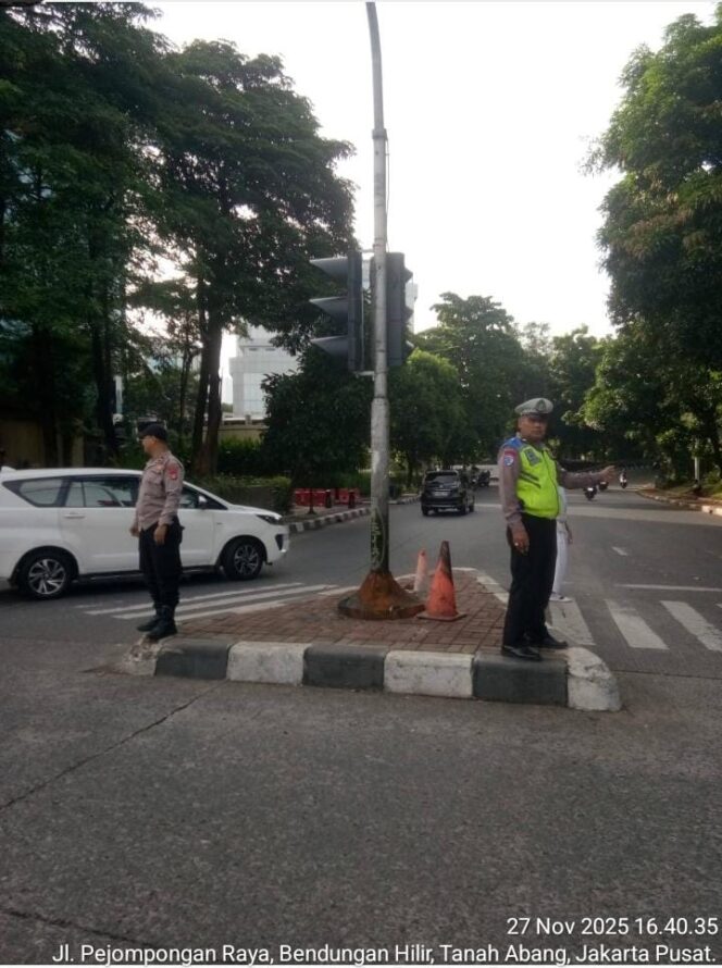 
					Unit Samapta dan Lalu Lintas Sigap Atur Lalu Lintas Sore Hari di TL. Pejompongan