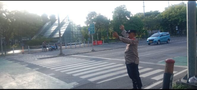 
					Gatur Lalin Pagi Kapolsubsektor Cut Mutia Jaga Arus Lalu Lintas Menteng Tetap Lancar