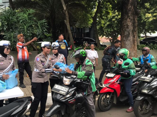 
					Polda Metro Jaya dan Mitra Gelar Jum’at Peduli bagi Pengemudi Ojol serta PHL