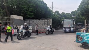 Kanit Intel Polsek Sawah Besar Pimpin Dan Kawal Suporter PSIM, Situasi Kondusif Menuju GBK