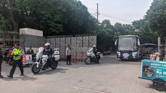 
					Kanit Intel Polsek Sawah Besar Pimpin Dan Kawal Suporter PSIM, Situasi Kondusif Menuju GBK