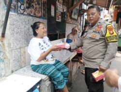 Jumat Berkah Polsek Sawah Besar, Polisi Bagikan Nasi Hingga Masuk Pemukiman Warga