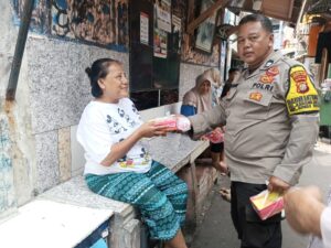 Jumat Berkah Polsek Sawah Besar, Polisi Bagikan Nasi Hingga Masuk Pemukiman Warga
