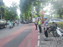 Tegak Lurus Polri Di Lapangan Pelayanan Pagi Aktivitas Warga Di Jalanan