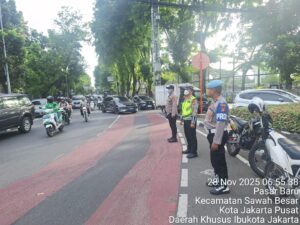 Tegak Lurus Polri Di Lapangan Pelayanan Pagi Aktivitas Warga Di Jalanan