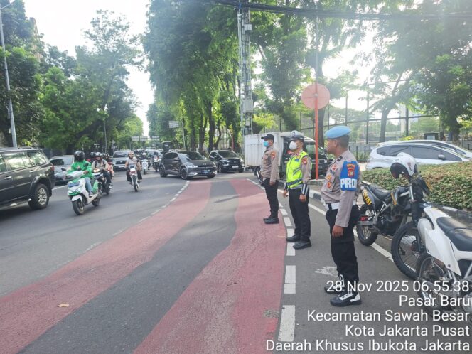 
					Tegak Lurus Polri Di Lapangan Pelayanan Pagi Aktivitas Warga Di Jalanan