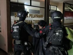 Brimob Batalyon D Pelopor Ringkus Terduga Pencuri Saat Patroli di Bekasi