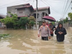 Polri Bantu Warga di Sejumlah Pemukiman Yang Terdampak Banjir di Batuphat Barat