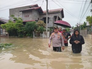 Polri Bantu Warga di Sejumlah Pemukiman Yang Terdampak Banjir di Batuphat Barat