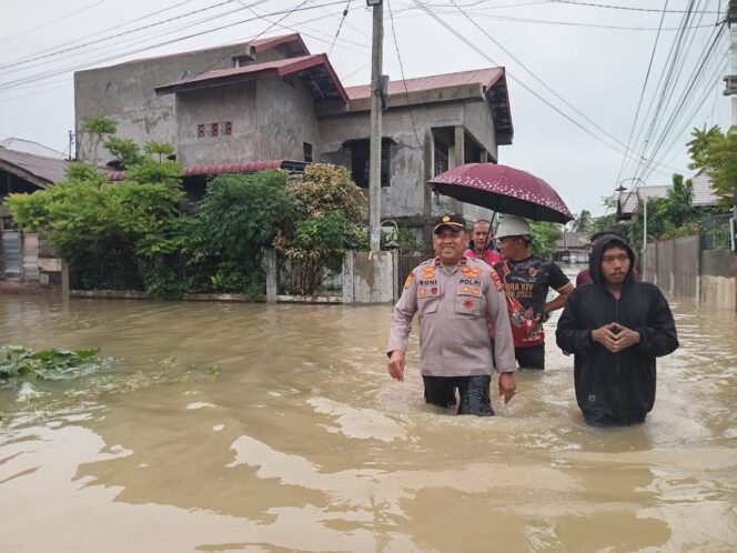 
					Polri Bantu Warga di Sejumlah Pemukiman Yang Terdampak Banjir di Batuphat Barat