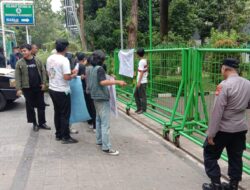 Polisi Berikan Pelayanan Pastikan Giat Unras Di Gedung Kemenhut RI Berjalan Aman Dan Kondusif