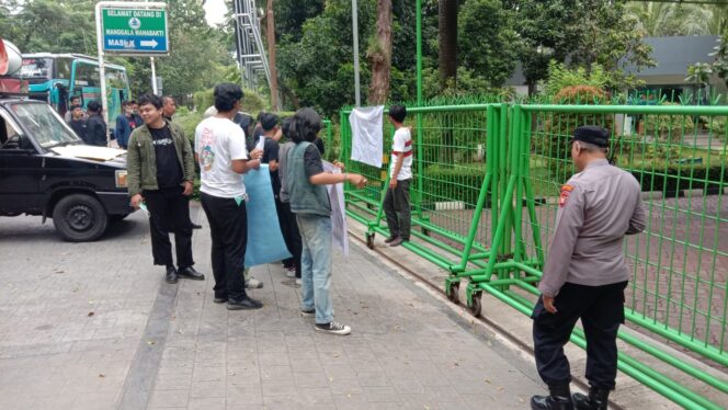 
					Polisi Berikan Pelayanan Pastikan Giat Unras Di Gedung Kemenhut RI Berjalan Aman Dan Kondusif
