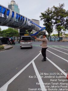 Lalu Lintas Kondusif, Polsek Metro Tanah Abang Gelar Pengaturan Lalu Lintas Pagi di Pertigaan Karet