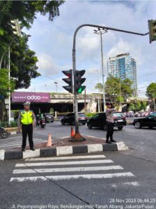 Pastikan Arus Lalu Lintas Pagi Lancar, Personel Polsek Metro Tanah Abang dan Lalu Lintas Gatur di TL Pejompongan Raya