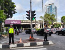 Pastikan Arus Lalu Lintas Pagi Lancar, Personel Polsek Metro Tanah Abang dan Lalu Lintas Gatur di TL Pejompongan Raya