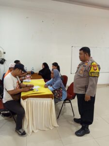 Bhabinkamtibmas Petamburan Kawal Pembagian BLT Kesra, Pastikan Berjalan Aman dan Tertib