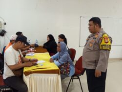 Bhabinkamtibmas Petamburan Kawal Pembagian BLT Kesra, Pastikan Berjalan Aman dan Tertib