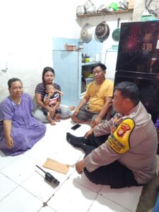 Bhabinkamtibmas Petamburan Bersama Ketua RT Sambangi Warga, Berikan Dukungan pada Korban KDRT